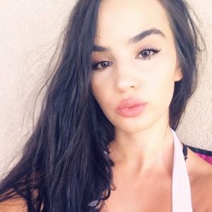 Meet your Posher, Crystal